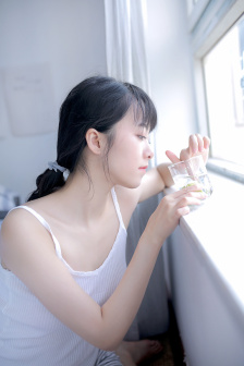 绛红雪白的花瓣